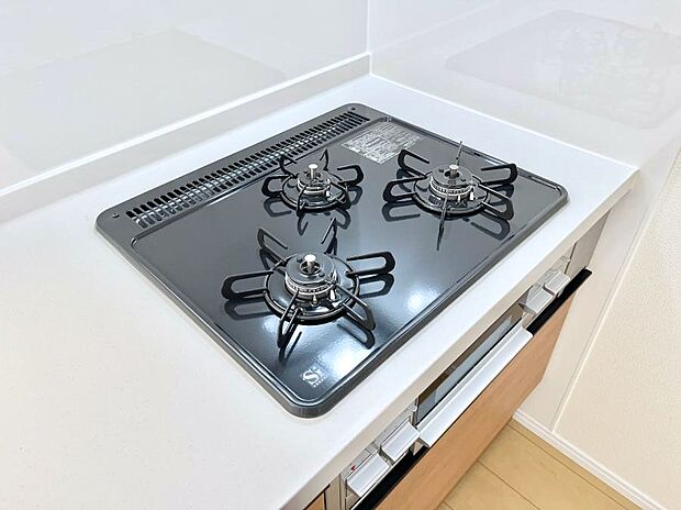 ガスコンロはＳｉセンサー搭載。火力調節や焦げ付き・消し忘れも防いでくれます。