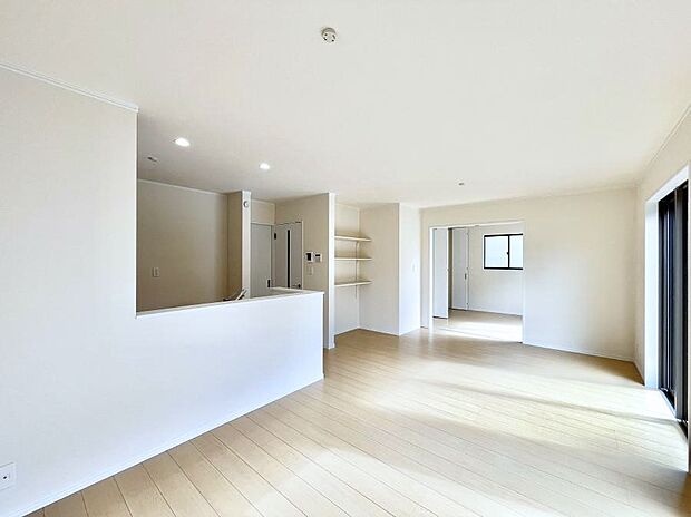 家族の笑顔が自然と生まれてくる、そんな雰囲気のダイニングに仕上がっています。