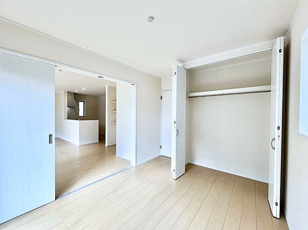 リビングの隣にある洋室。扉を開放して広く利用することも可能です。