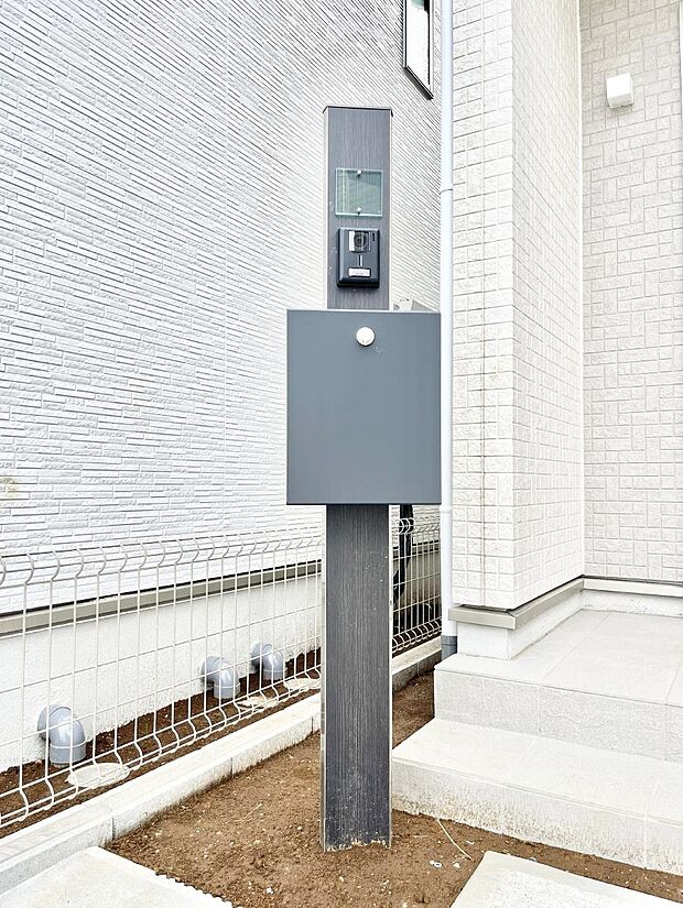 表札・インターホン・ポストをひとつに集約。エントランスになじむシンプルデザイン。