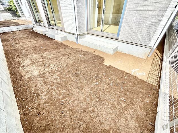 ガーデニングや家庭菜園も楽しめるお庭付き。