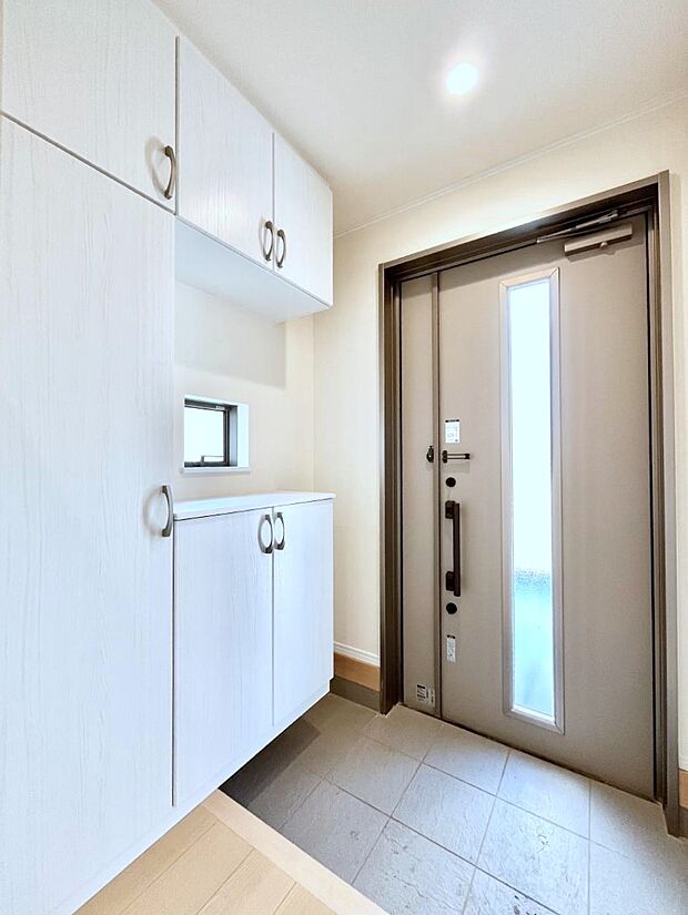 飾り棚を利用して、お越しいただくお客様をおもてなしできます。