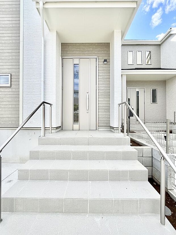 玄関アプローチにはプランターを並べて季節の花でお客様をおもてなしできます。