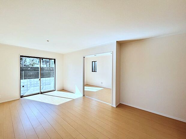 大きな窓からたっぷりの陽光と風を感じられるリビング