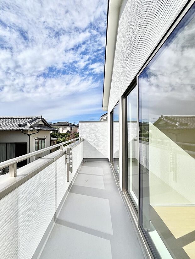 暖かな陽光が降り注ぐバルコニーはお洗濯におすすめ。爽やかな風も心地よいです。 