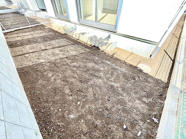 ガーデニングや家庭菜園も楽しめるお庭付き。