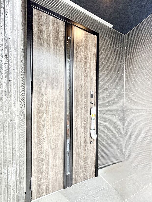 大切な家族、来客を出迎える玄関。