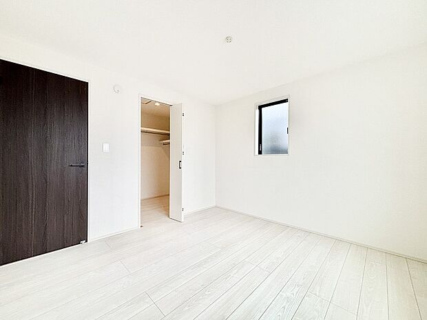 使いやすい形でベットや家具の置き方にも困ることもありません。