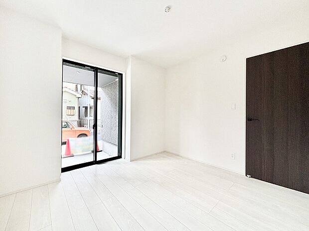 窓からのやさしい光が心地よいプライベートルーム