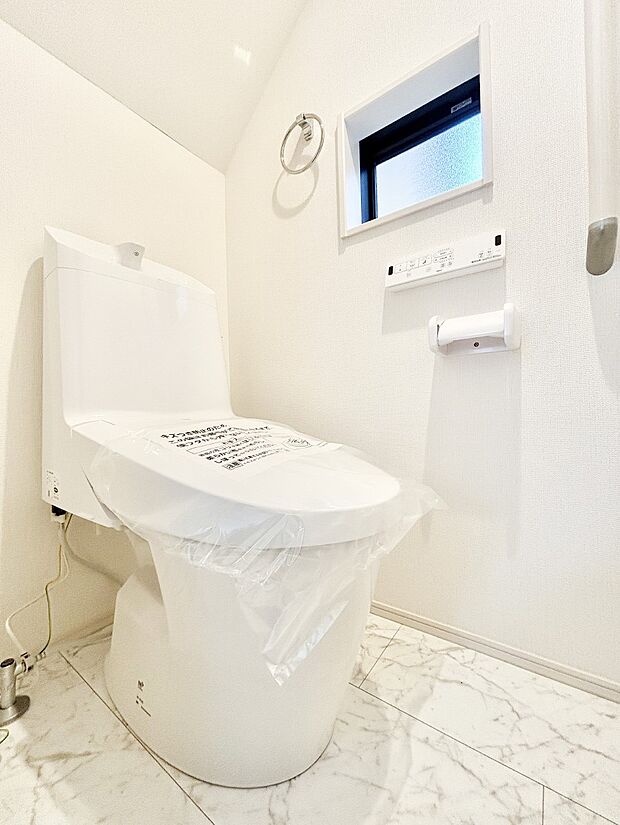 明るく清潔感のあるトイレです。