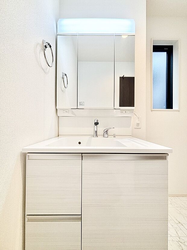 収納力と機能性に優れた洗面化粧台