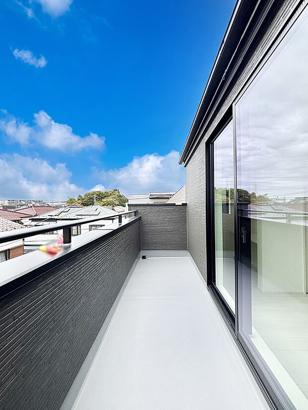 ゆったりバルコニーだから沢山お洗濯ものを干せます。