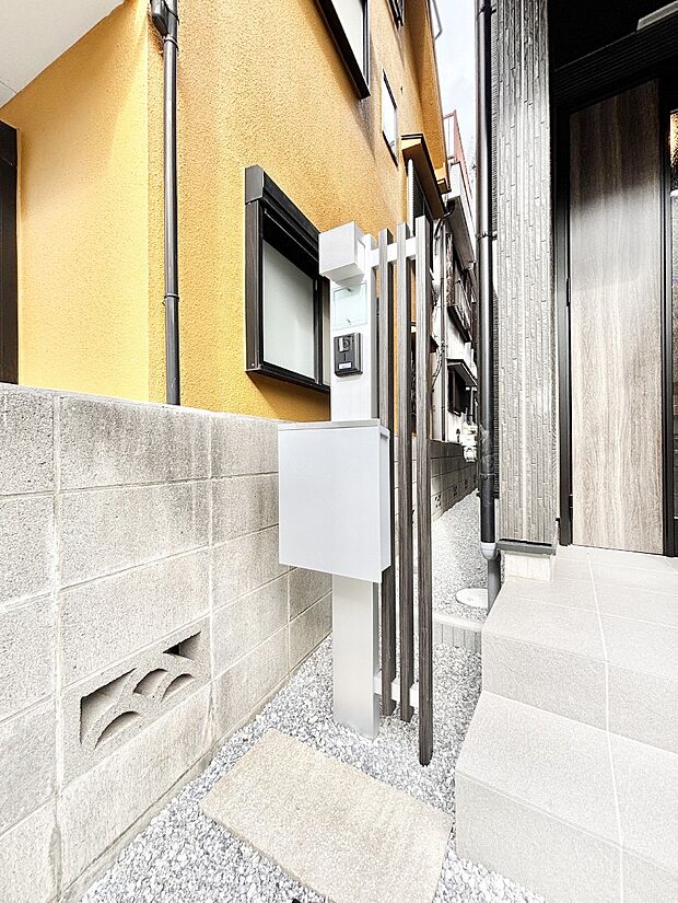 シンプルデザインのポスト。