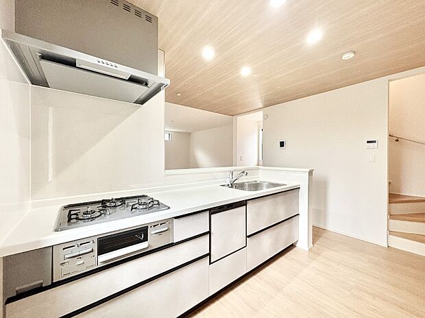 リビングで遊ぶお子様を見守りながらお料理ができる対面キッチン。  