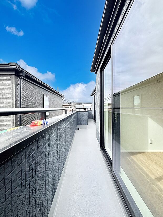 ゆったりバルコニーだから沢山お洗濯ものを干せます。