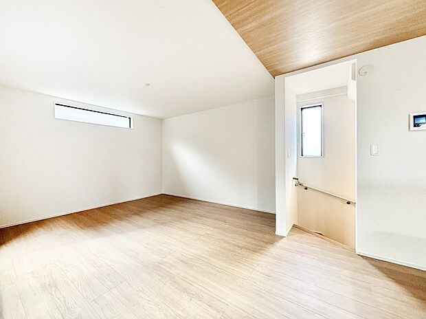 明るい陽光が注ぎ、寛ぎの雰囲気に満たされるダイニング。