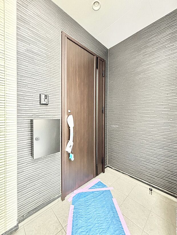 大切な家族、来客を出迎える玄関。