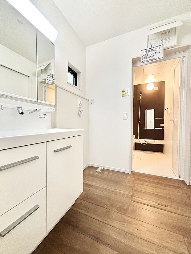 ゆとりの洗面スペースで朝の身支度もスムーズに