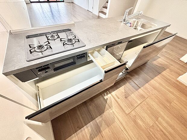 使いやすさを優先したスライド式収納タイプ!