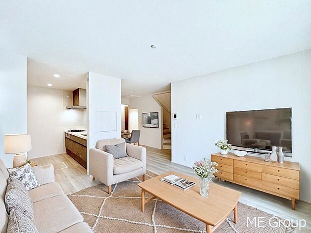 ご家族の賑やかな話し声で包まれる明るいリビング ※家具はCGです