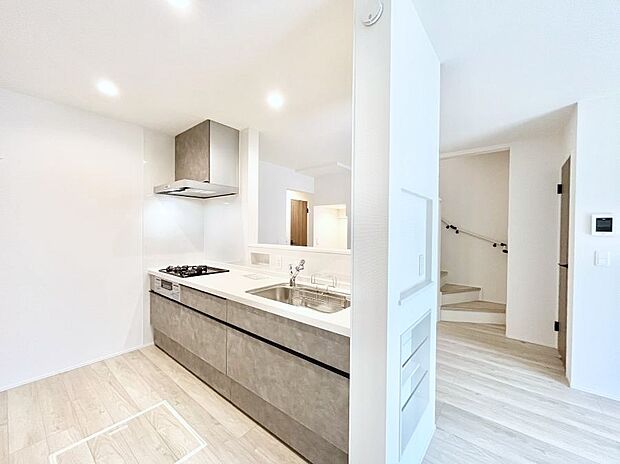 カウンター越しに楽しいおしゃべり。いつものお料理がもっと美味しくなりそうですね。