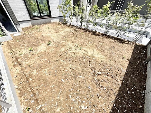 家族で楽しめる庭付きです。ガーデニングや物置を置いたり、お子様がいらっしゃるご家庭ではプールなど使い方はさまざまです。