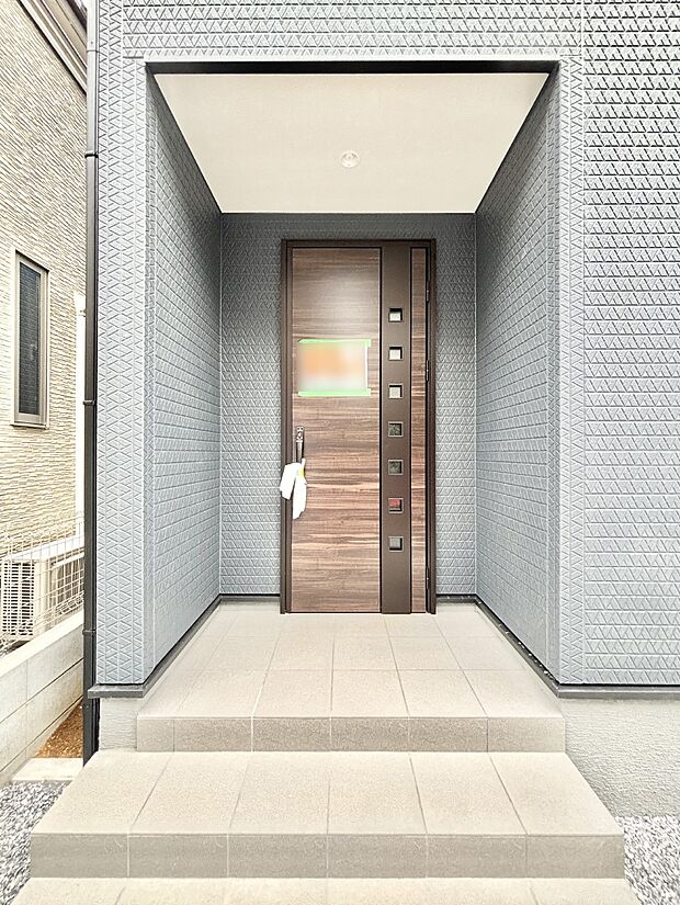 玄関前は雨が降っても濡れにくい屋根付き 