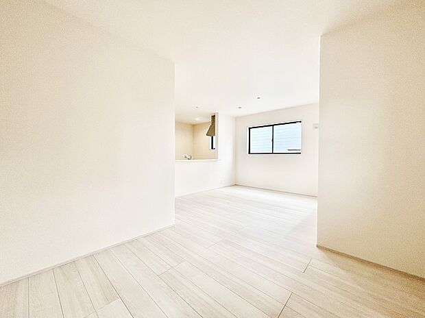 明るい陽光が注ぎ、寛ぎの雰囲気に満たされるリビング・ダイニング。