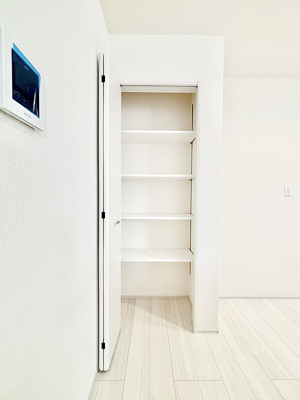 キッチン収納。たっぷりの収納スペースで快適に暮らせそう