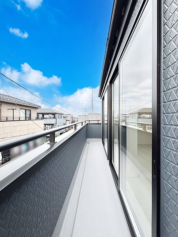 ゆったりバルコニーだから沢山お洗濯ものを干せます。 