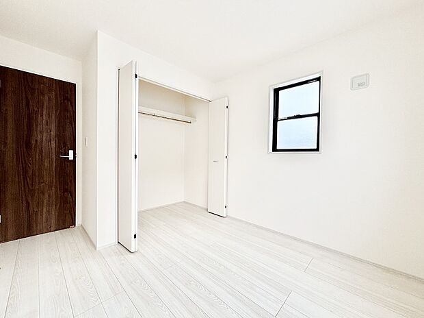 やさしい光がさしこむ居室はしっかり収納付き 