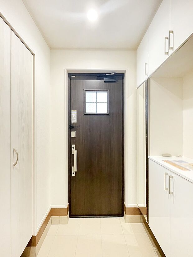 明るい陽光が入り込む玄関。ご家族の靴もスッキリ収納できる玄関収納付き!