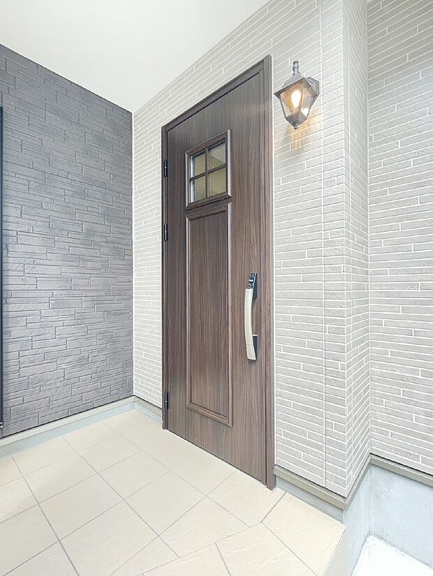 大切な家族、来客を出迎える玄関。