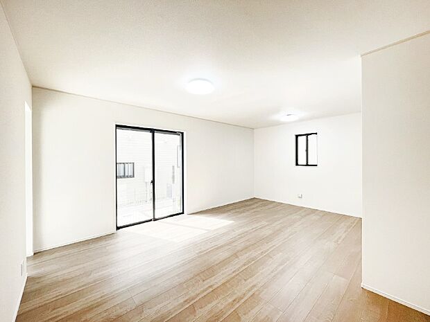 自然光が取り込まれ、家族団らんの場所を明るく演出