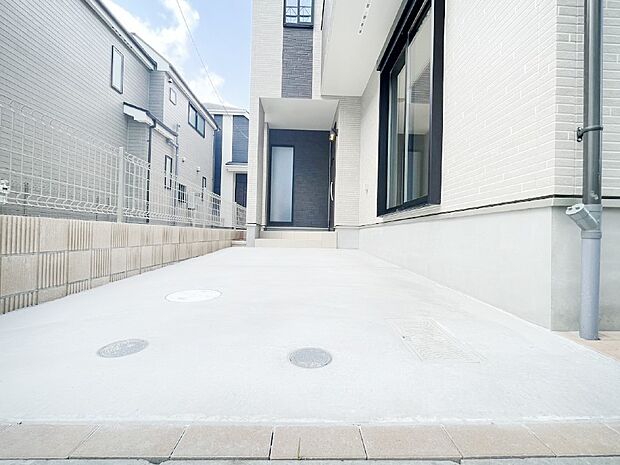 目の前が駐車場だと、雨の日も、大量にお買い物をした時も便利ですよね