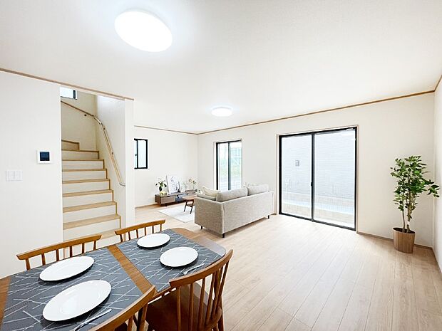 明るい陽光が注ぎ、寛ぎの雰囲気に満たされるリビングダイニング