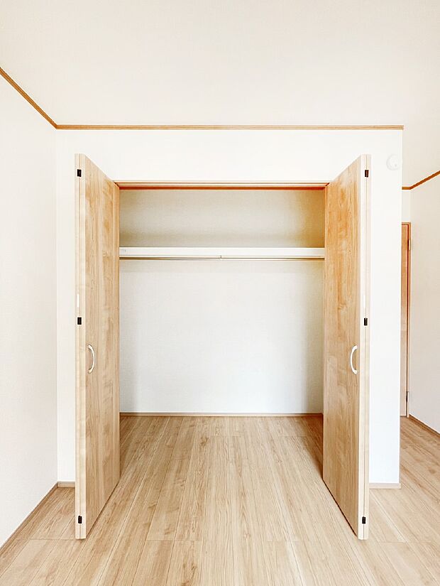 洋室のクローゼット。奥行きがあるので厚手の衣類もすっきり収まります。