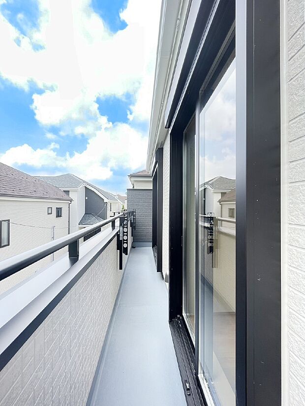 2部屋にまたがる広いバルコニー。晴れた日には洗濯物も気持ちよく干せそうですね。