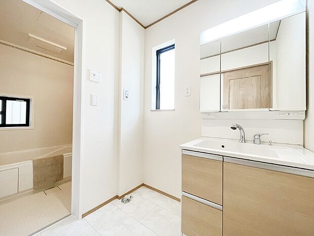 ゆとりの洗面スペースで朝の身支度もラクラク  