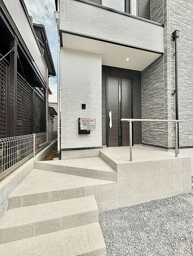 大切な家族、来客を出迎える玄関。