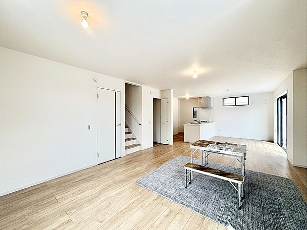 明るい陽光が注ぎ、寛ぎの雰囲気に満たされるリビング・ダイニング。