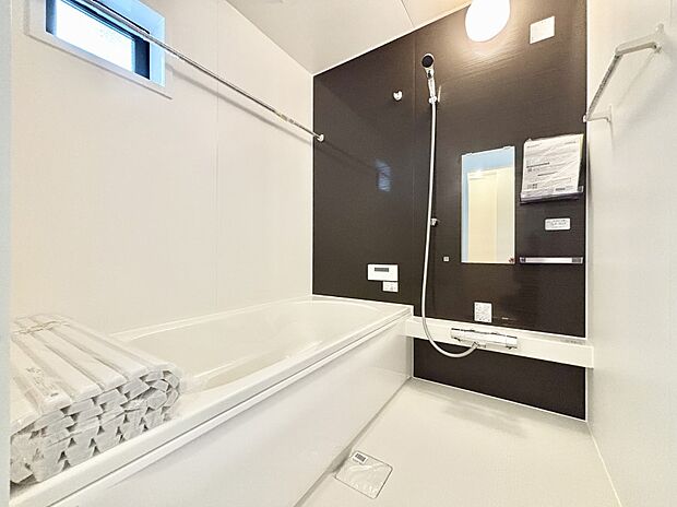 一日の疲れを癒してくれる明るい清潔感のあるバスルーム