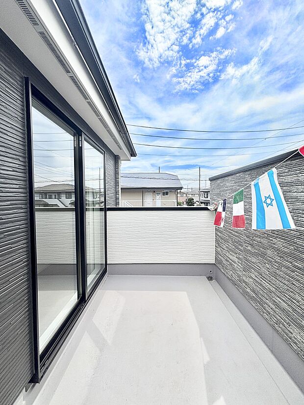 ゆったりバルコニーだから沢山お洗濯ものを干せます。