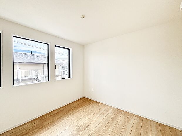 窓からのやさしい光が心地よいプライベートルーム