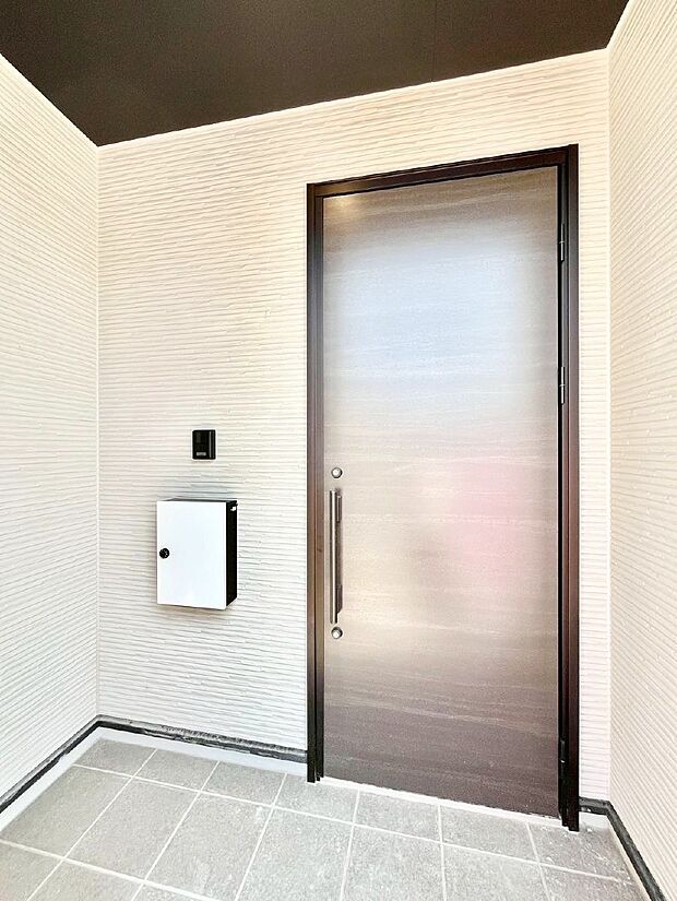 大切な家族、来客を出迎える玄関。