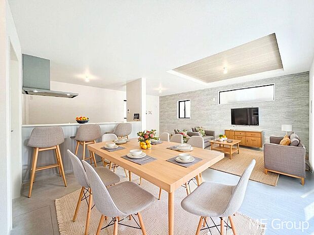 ご家族の賑やかな話し声で包まれる明るいリビング ※家具はCGです