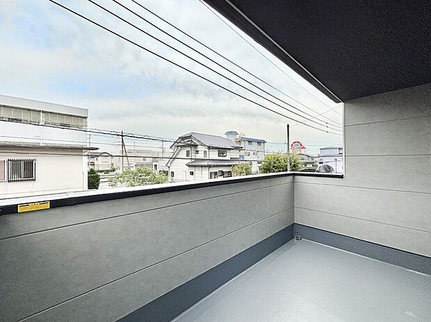 暖かな陽光が降り注ぐバルコニーはお洗濯におすすめ。爽やかな風も心地よいです。 