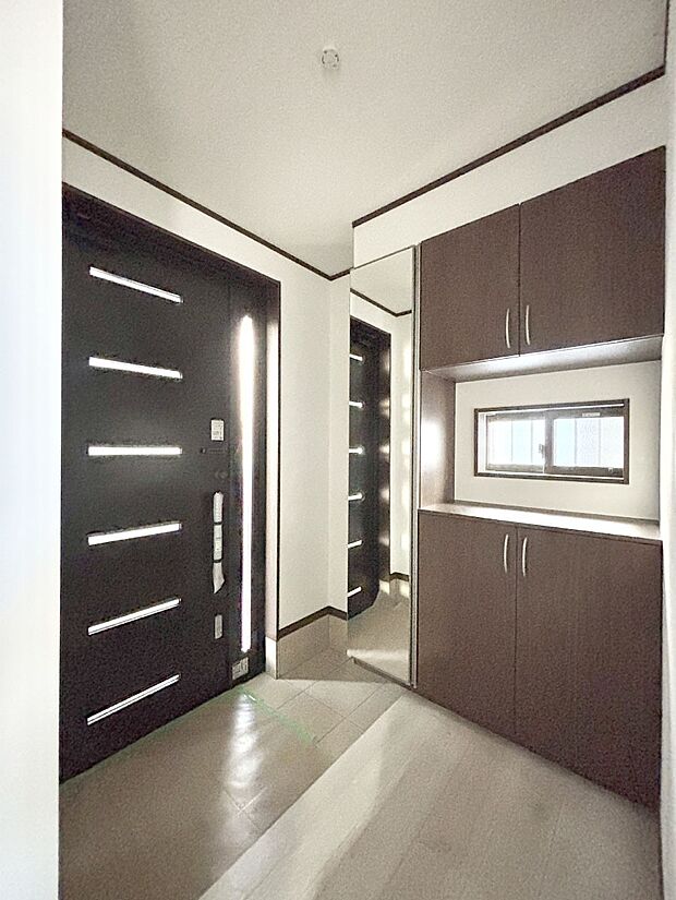 明るい玄関はお客様をお出迎えするのにぴったりです！ 