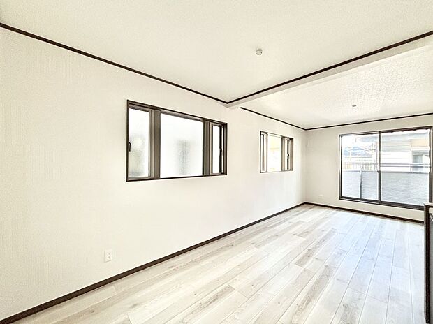 明るい陽光が注ぎ、寛ぎの雰囲気に満たされるリビング・ダイニング。