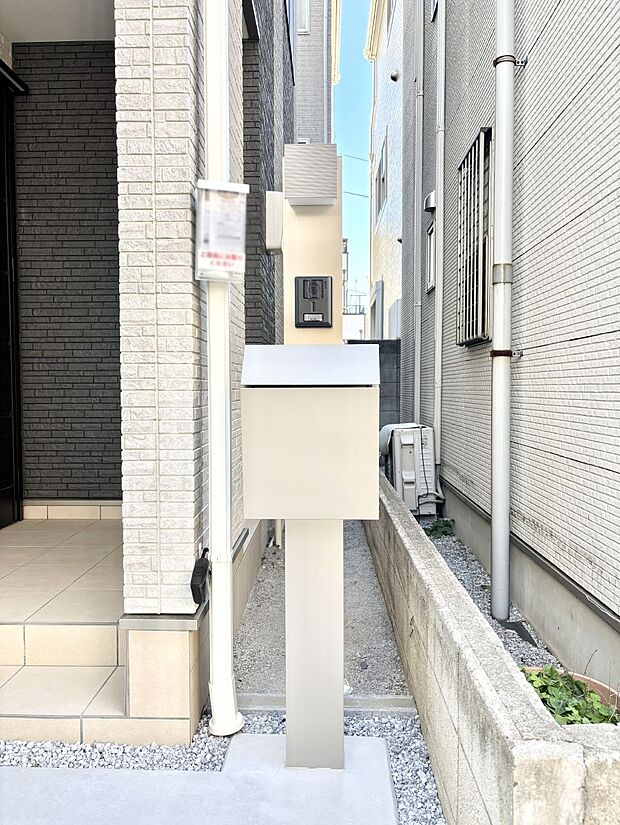 シンプルデザインのポスト。